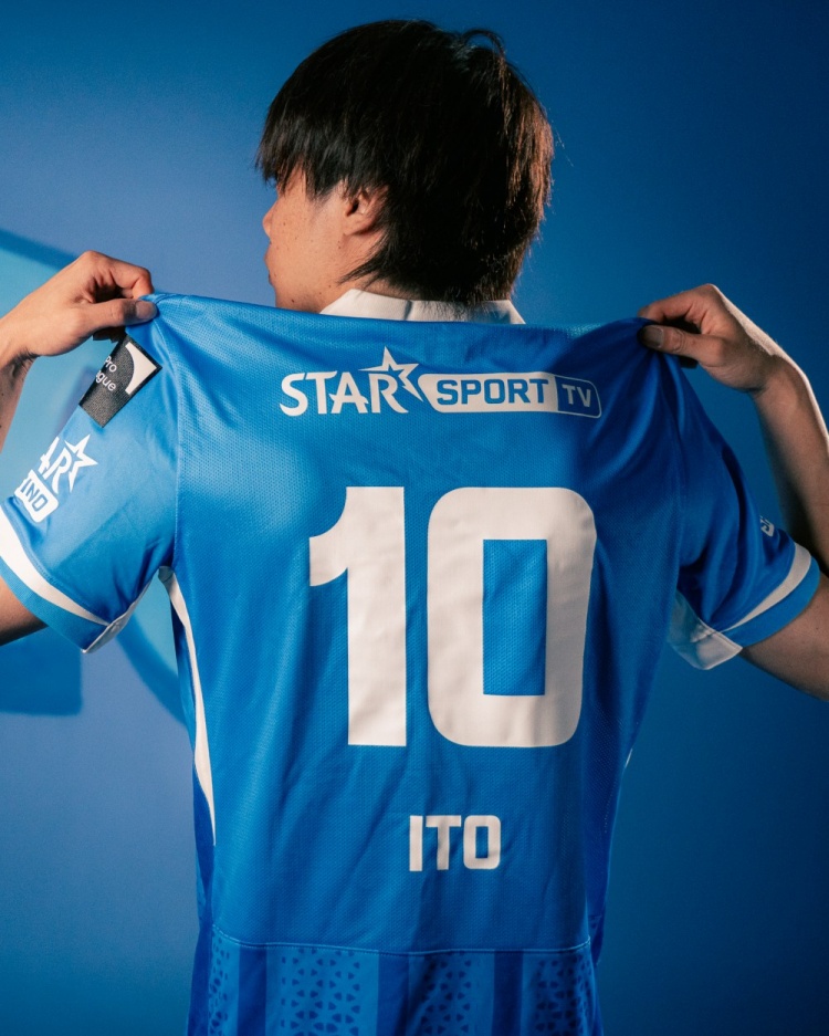 官方：32岁日本国脚伊东纯也重返亨克效力，身披10号球衣